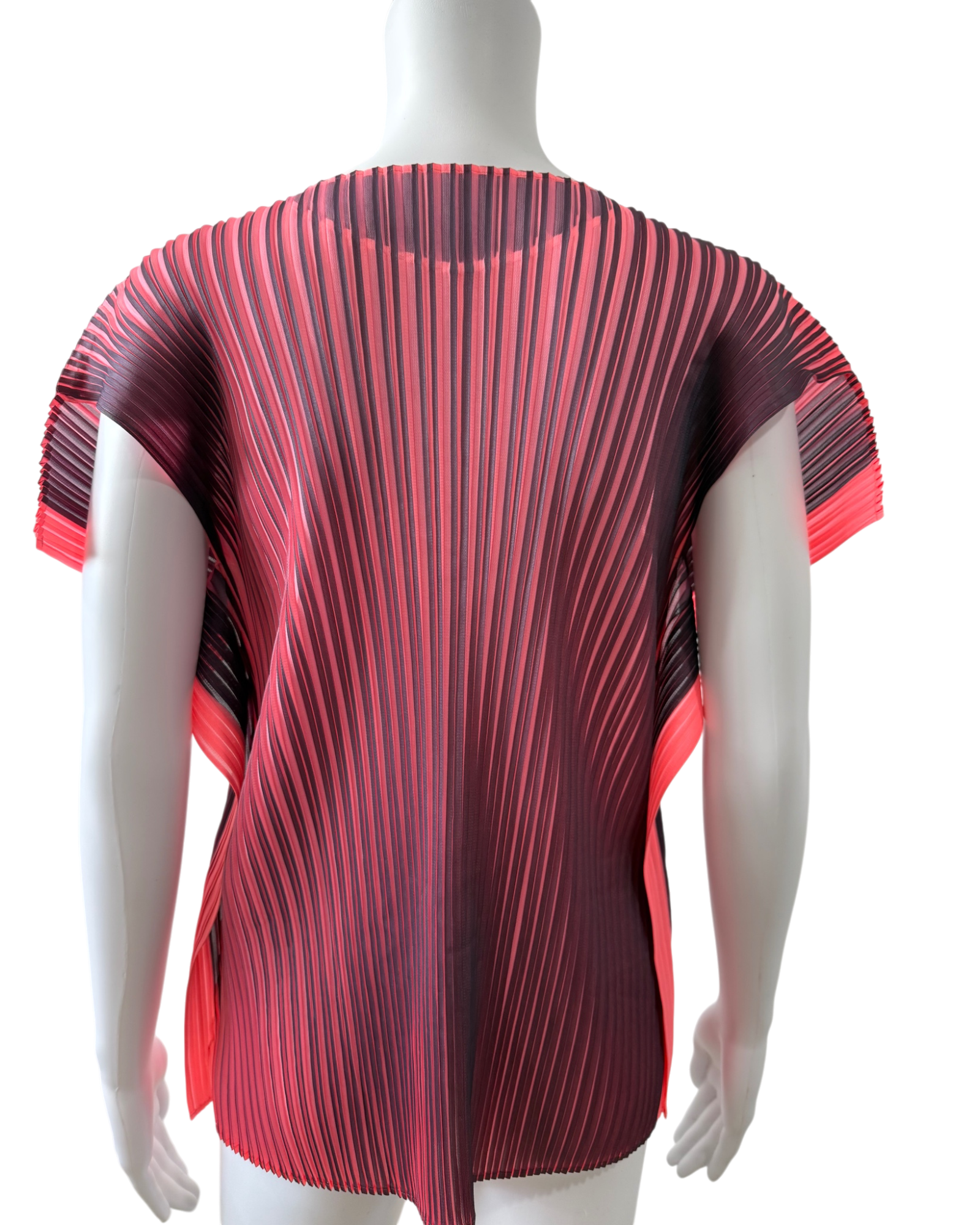A short-sleeve pleated top displayed on a white mannequin torso. The top features a vertical pleated design with a color gradient transitioning from pink on the sides to a vibrant aubergine 